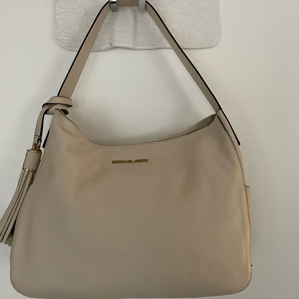 NEW Never used Michael Kors Cream Shoulder Bag. 14x10x4